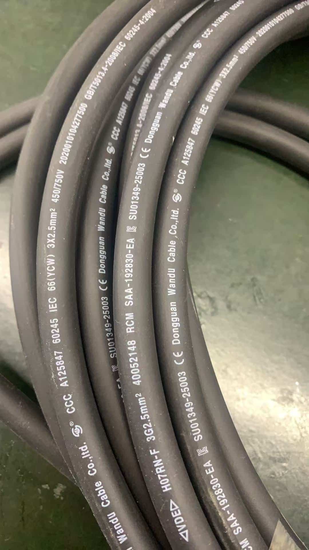Reference photograph of black flexible power cable with visible H07RN-F, 3G2.5 mm² and 450/750 V jacket markings